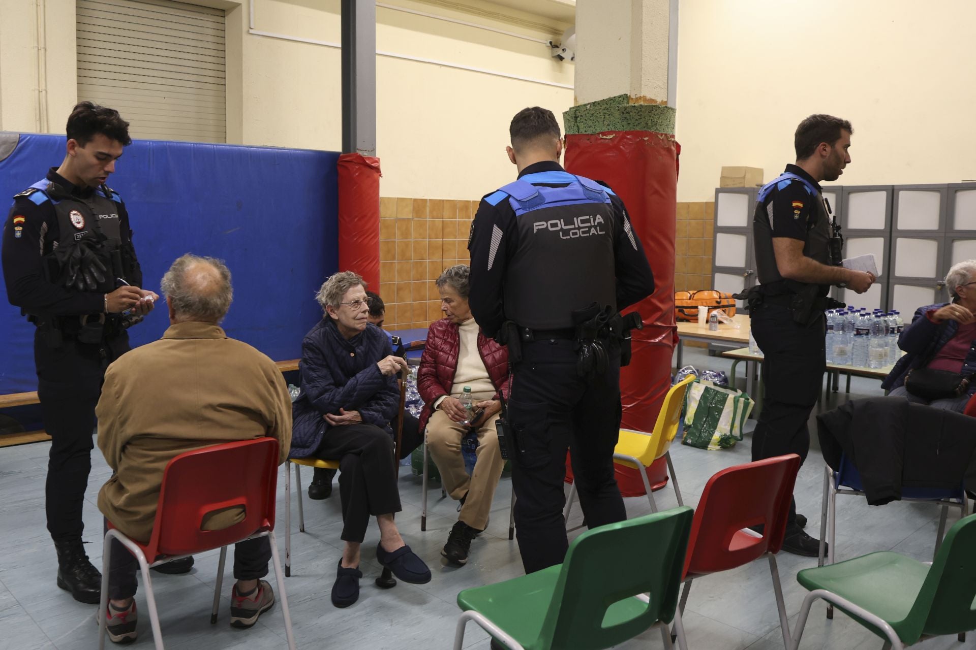 Vecinos desalojados y olor a quemado en todo Gijón: las imágenes del fuego en el Monte Areo