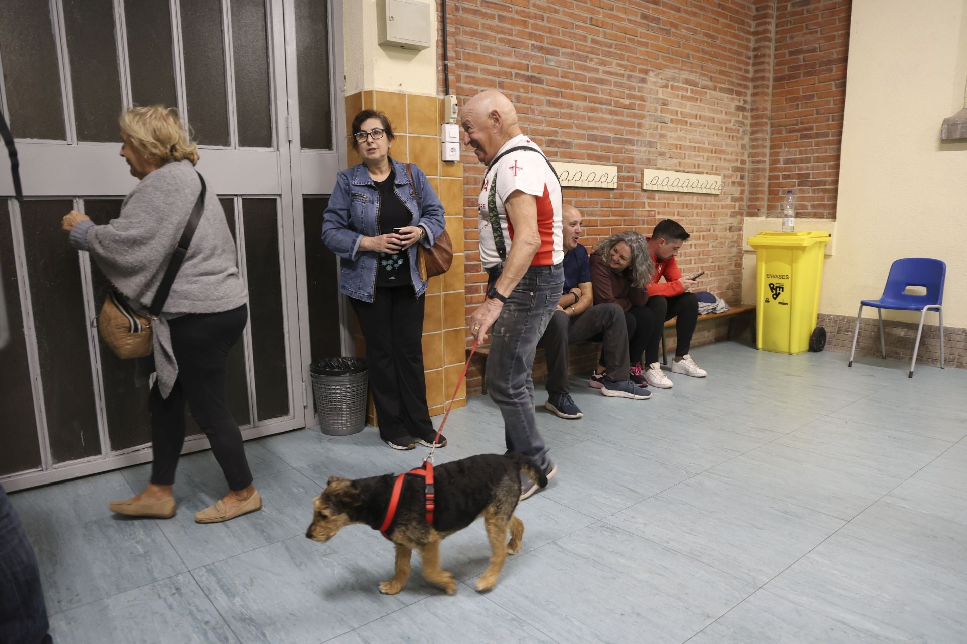 Vecinos desalojados y olor a quemado en todo Gijón: las imágenes del fuego en el Monte Areo