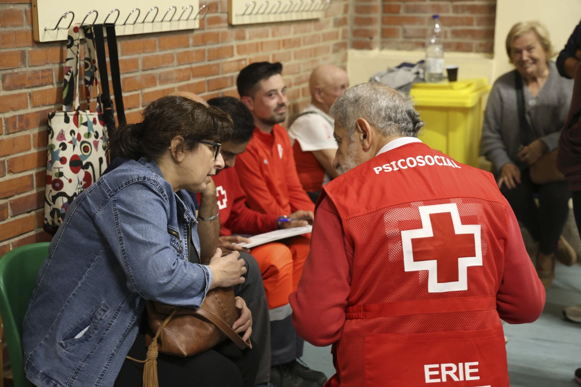 Vecinos desalojados y olor a quemado en todo Gijón: las imágenes del fuego en el Monte Areo