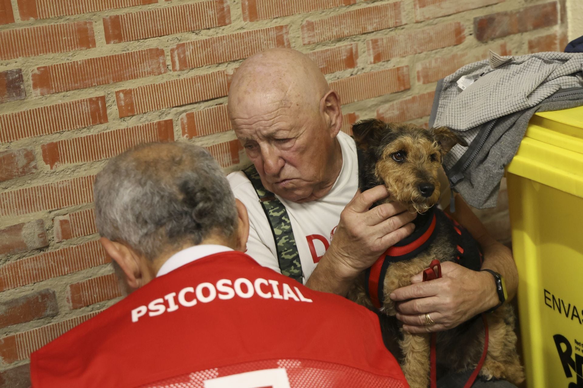 Vecinos desalojados y olor a quemado en todo Gijón: las imágenes del fuego en el Monte Areo