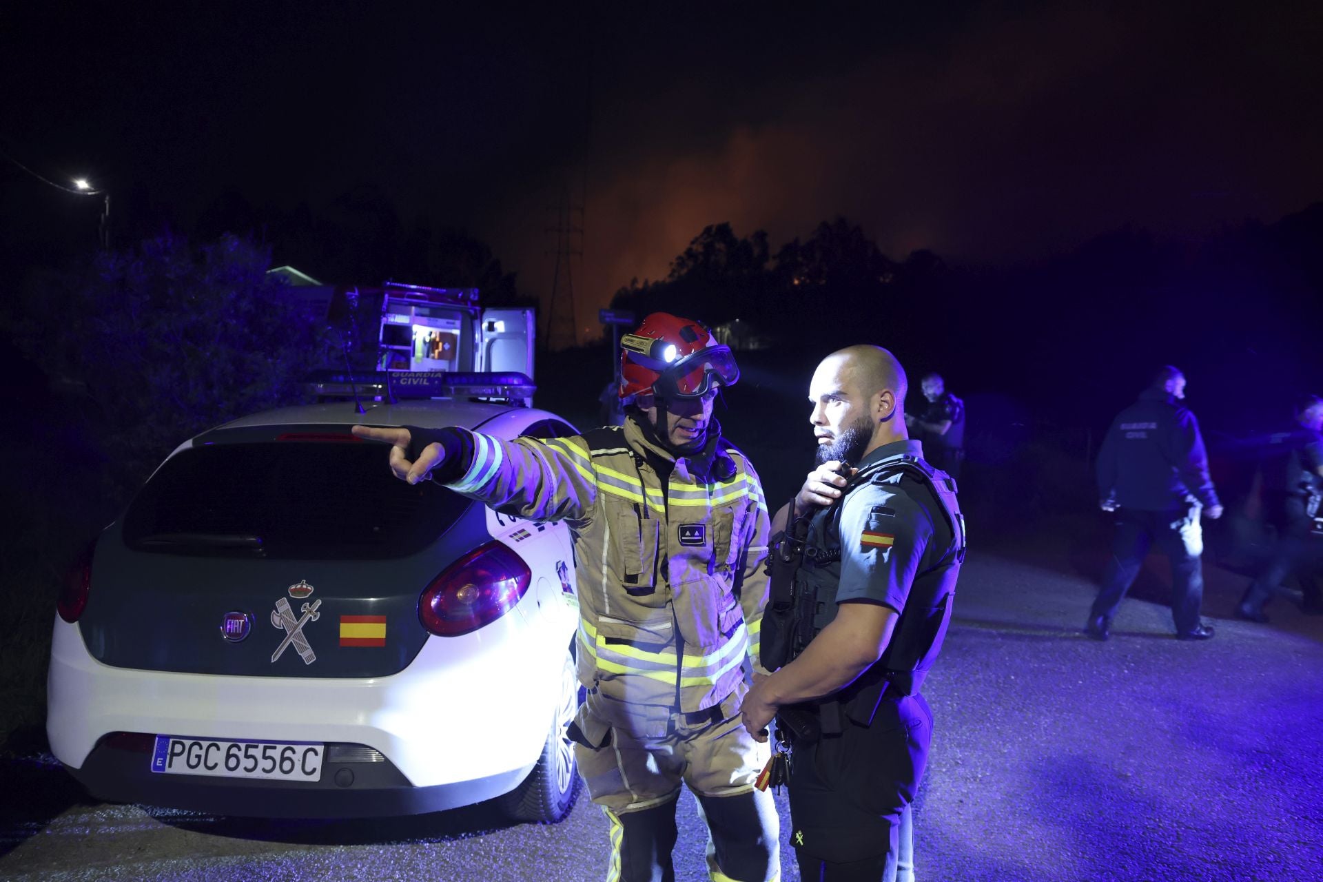 Vecinos desalojados y olor a quemado en todo Gijón: las imágenes del fuego en el Monte Areo