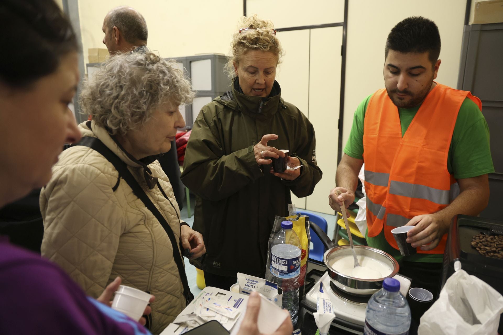 Vecinos desalojados y olor a quemado en todo Gijón: las imágenes del fuego en el Monte Areo