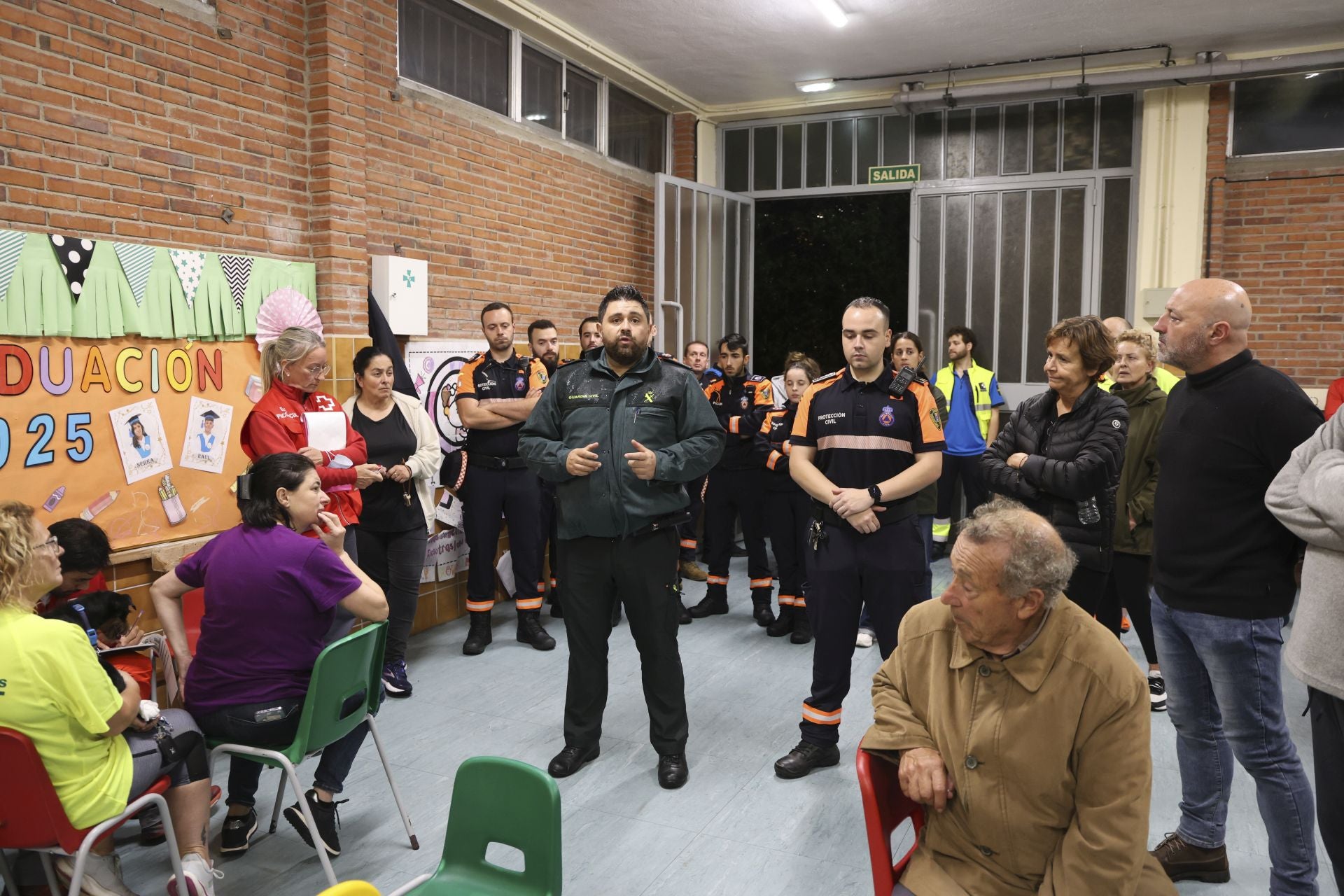 Vecinos desalojados y olor a quemado en todo Gijón: las imágenes del fuego en el Monte Areo