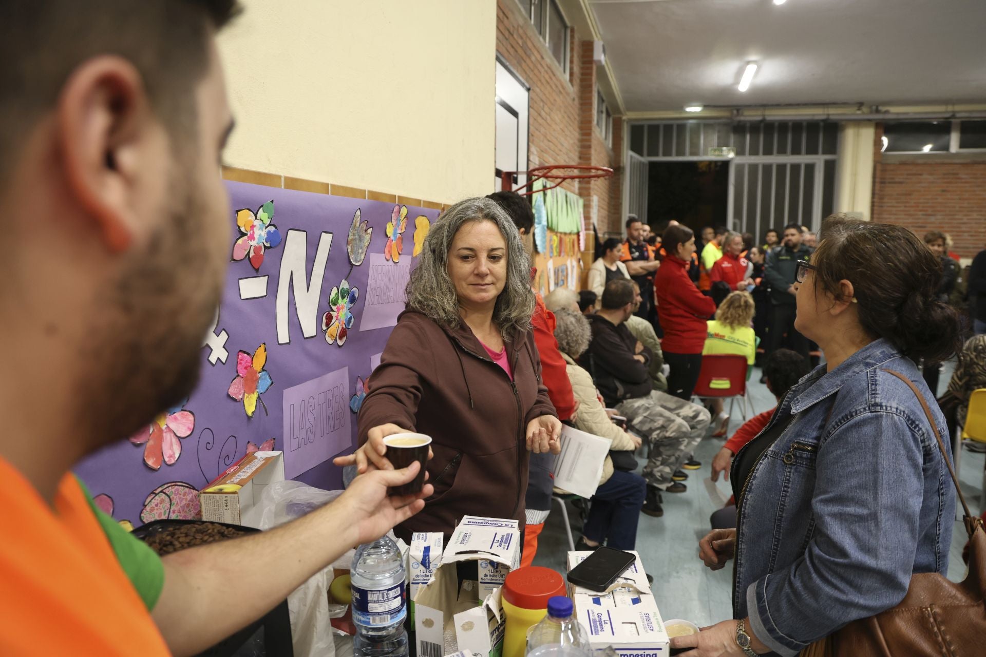 Vecinos desalojados y olor a quemado en todo Gijón: las imágenes del fuego en el Monte Areo