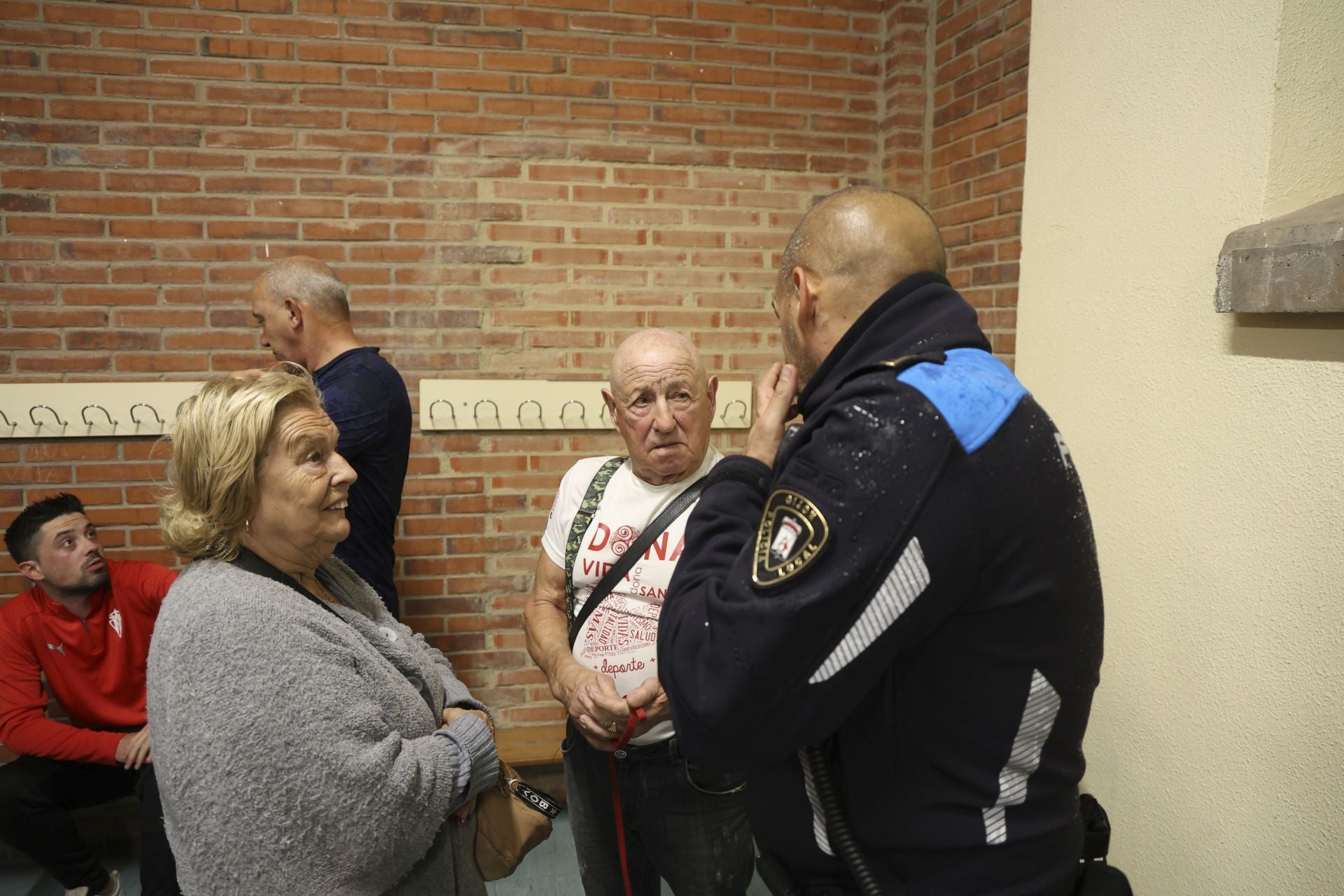 Vecinos desalojados y olor a quemado en todo Gijón: las imágenes del fuego en el Monte Areo