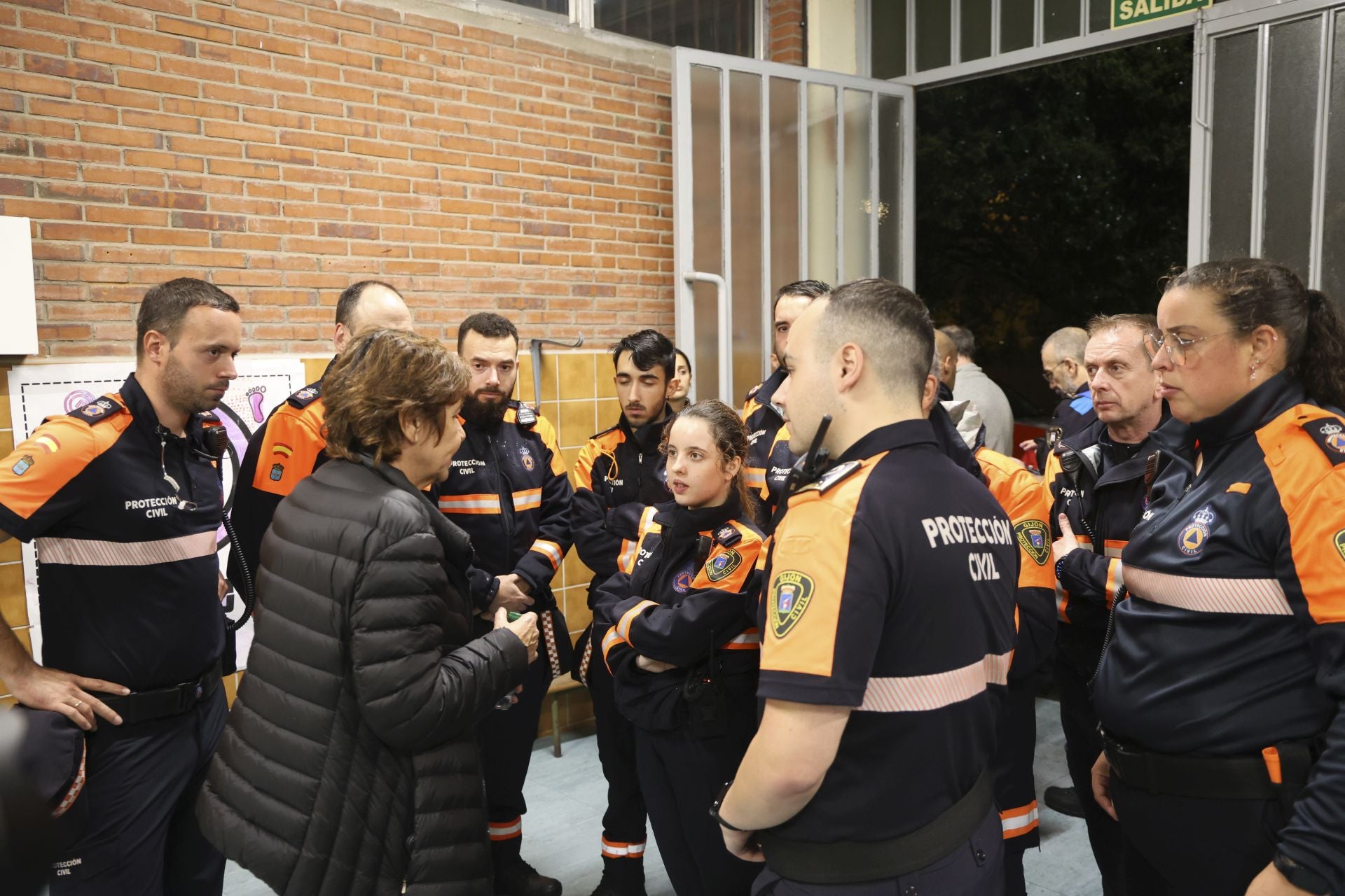 Vecinos desalojados y olor a quemado en todo Gijón: las imágenes del fuego en el Monte Areo