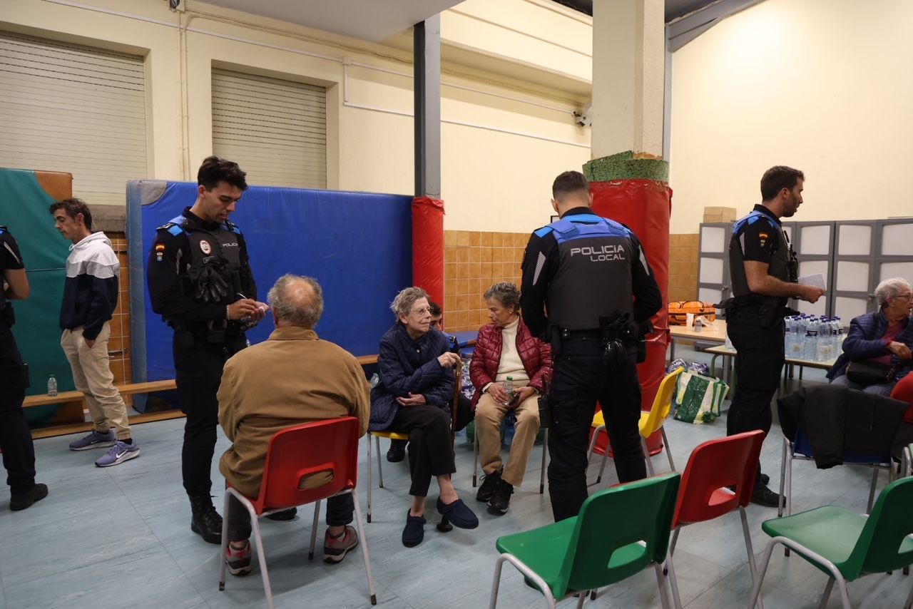 Vecinos desalojados y olor a quemado en todo Gijón: las imágenes del fuego en el Monte Areo