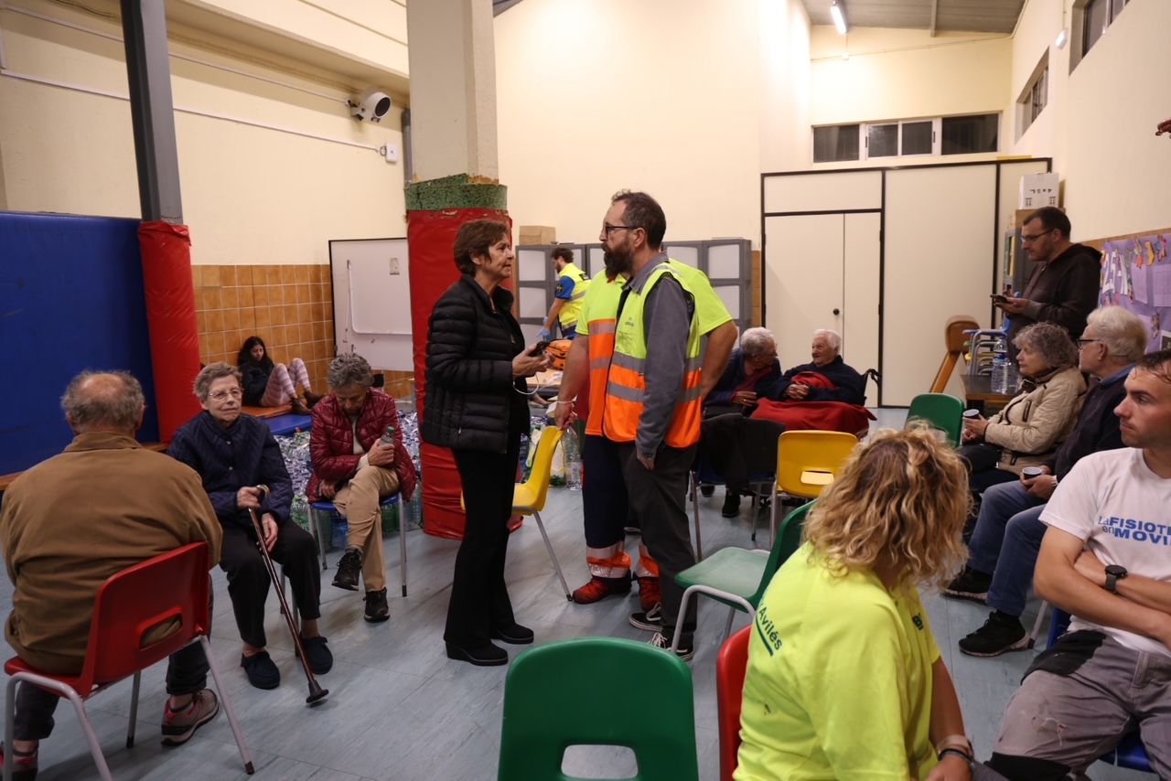 Vecinos desalojados y olor a quemado en todo Gijón: las imágenes del fuego en el Monte Areo