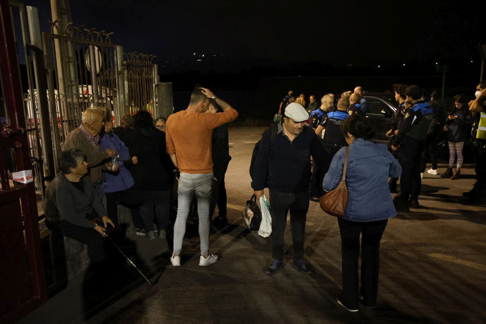 Vecinos desalojados y olor a quemado en todo Gijón: las imágenes del fuego en el Monte Areo