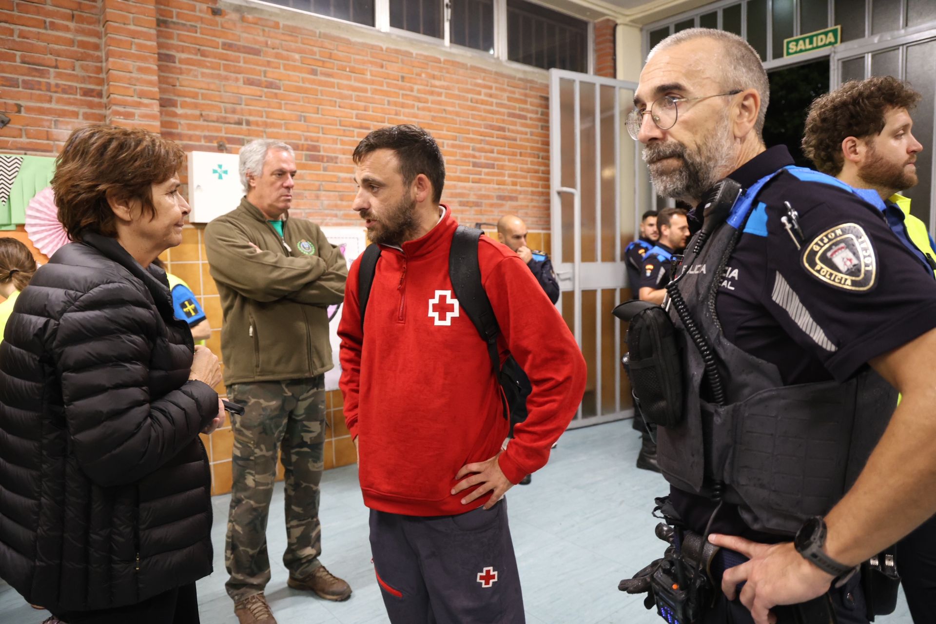 Vecinos desalojados y olor a quemado en todo Gijón: las imágenes del fuego en el Monte Areo