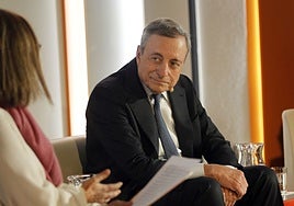 El expresidente del Banco Central Europeo, Mario Draghi, ayer, durante su encuentro con estudiantes y profesores de la Universidad de Oviedo.