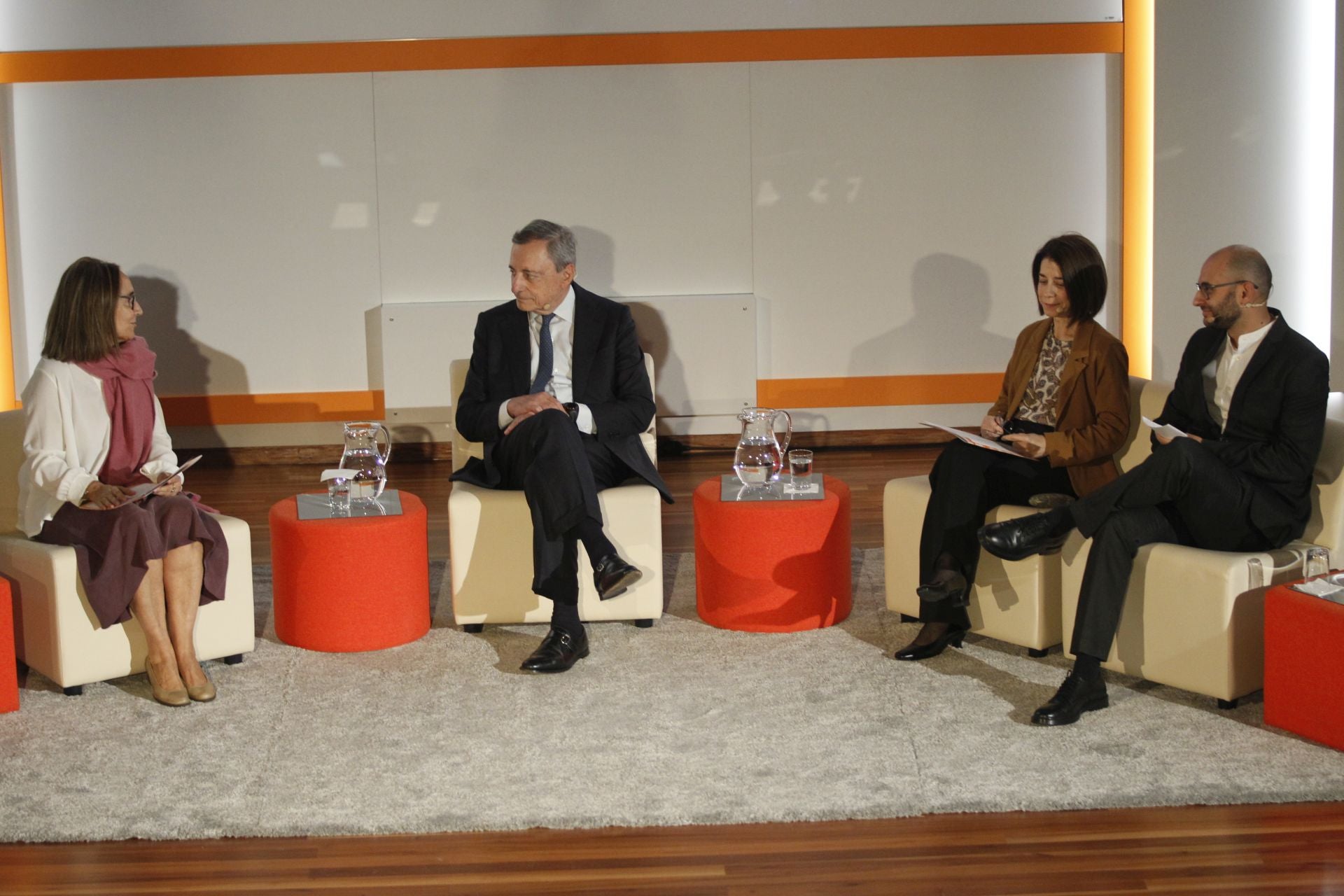 Mario Draghi mantiene un encuentro con el público en la facultad de Económicas