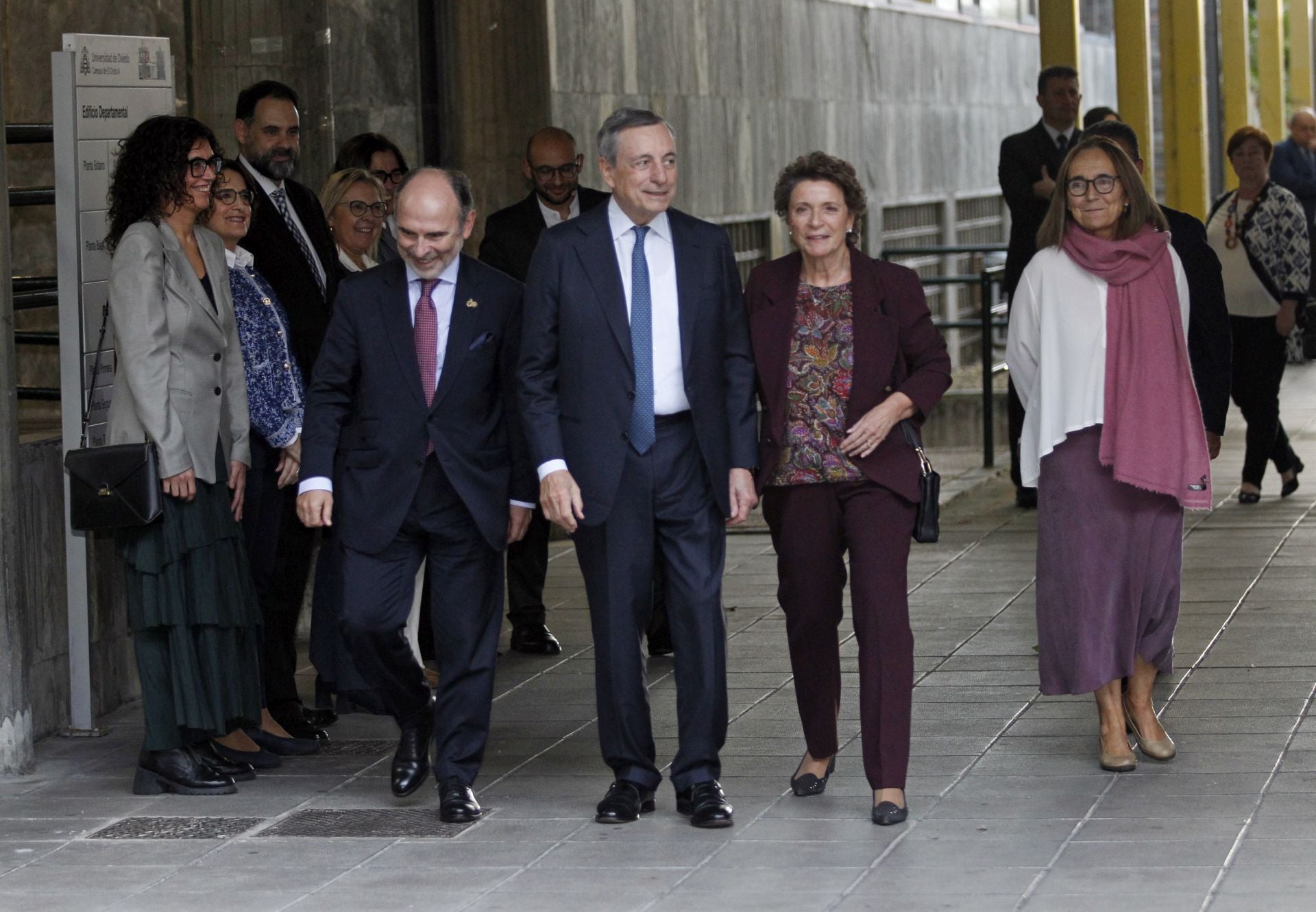 Mario Draghi mantiene un encuentro con el público en la facultad de Económicas