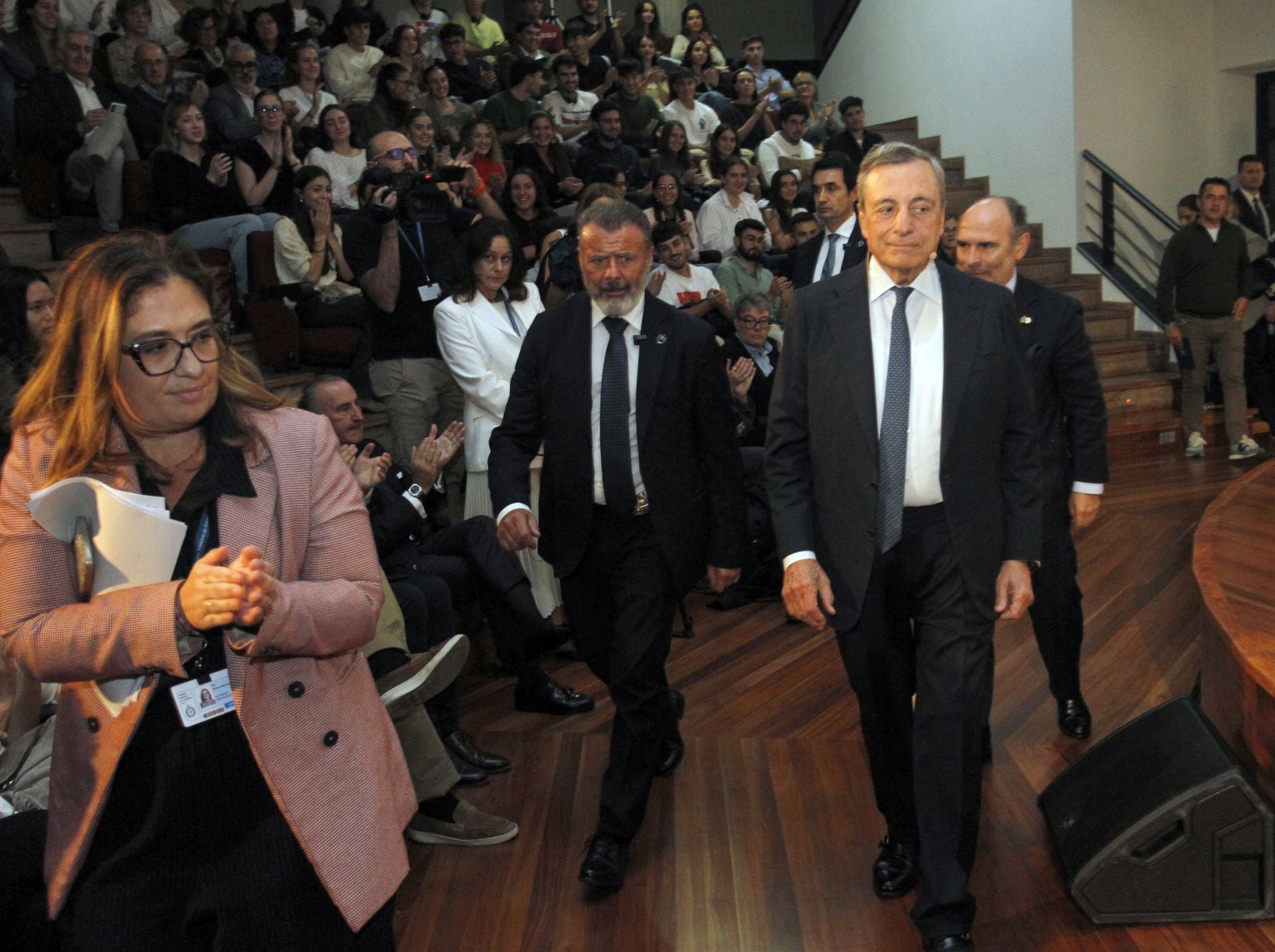 Mario Draghi mantiene un encuentro con el público en la facultad de Económicas