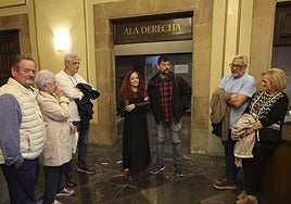 La concejala Ana Solís y el historiador Pablo Martínez Corral, con alguna de las familias.