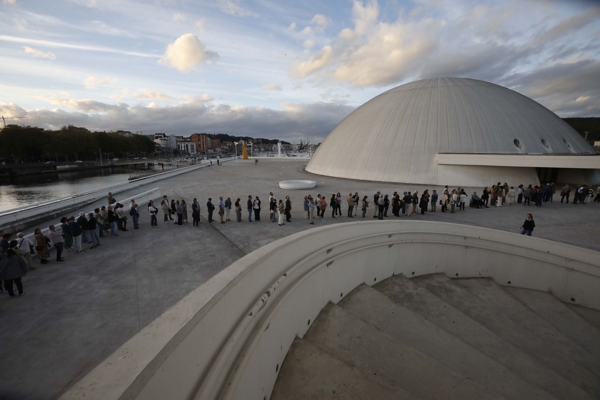 Encuentro con el público de Eduardo Mendoza en el Niemeyer