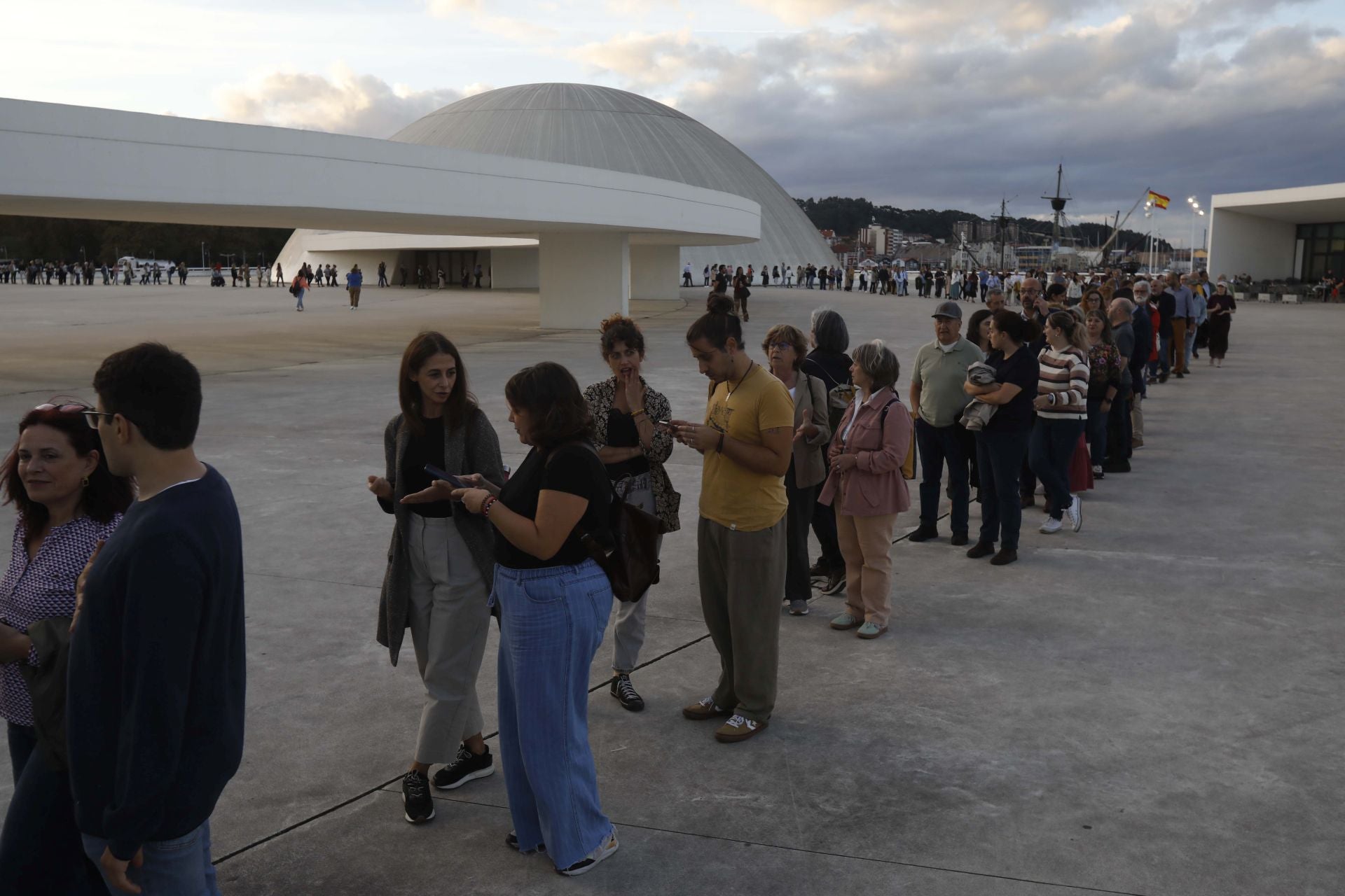 Encuentro con el público de Eduardo Mendoza en el Niemeyer