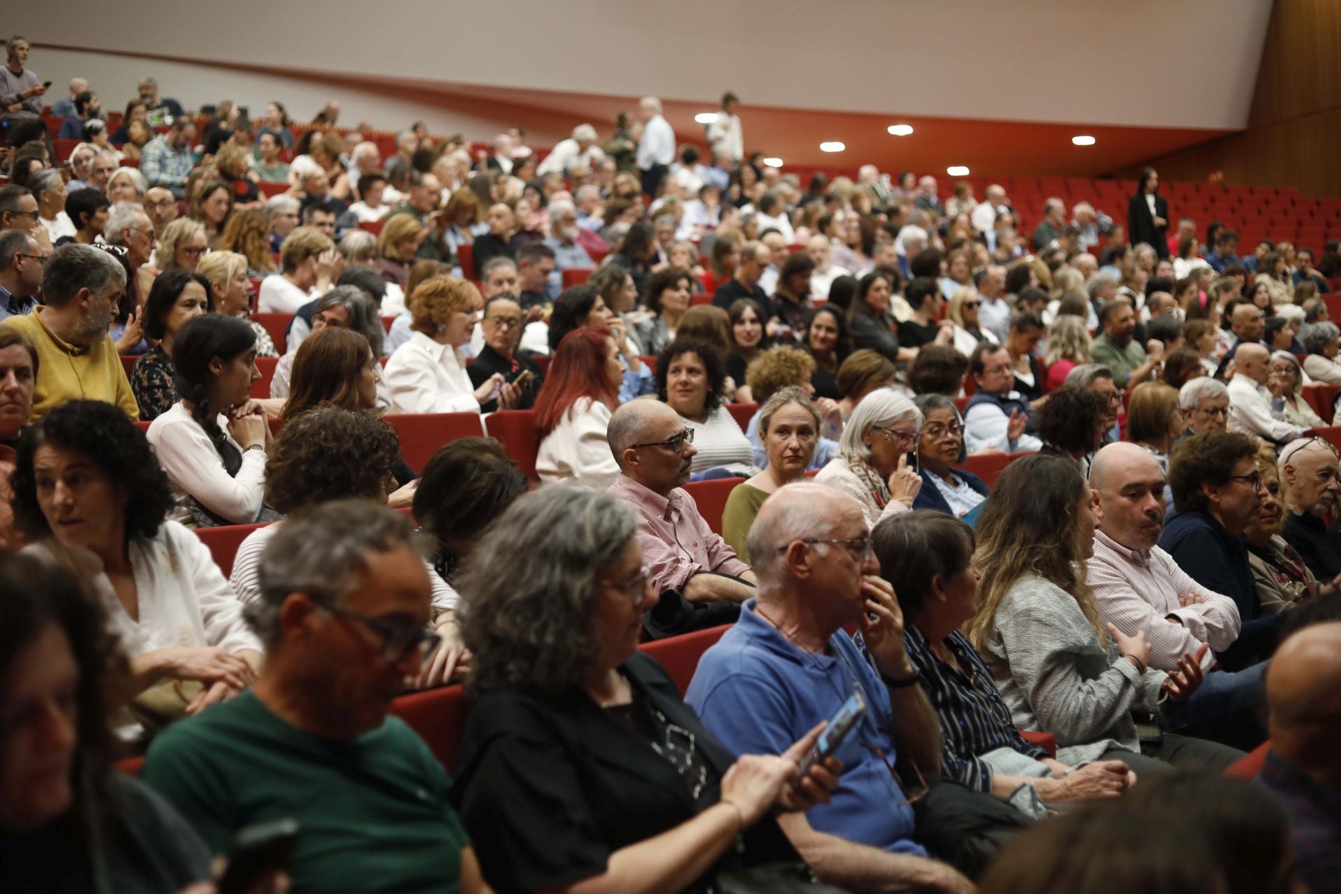 Encuentro con el público de Eduardo Mendoza en el Niemeyer