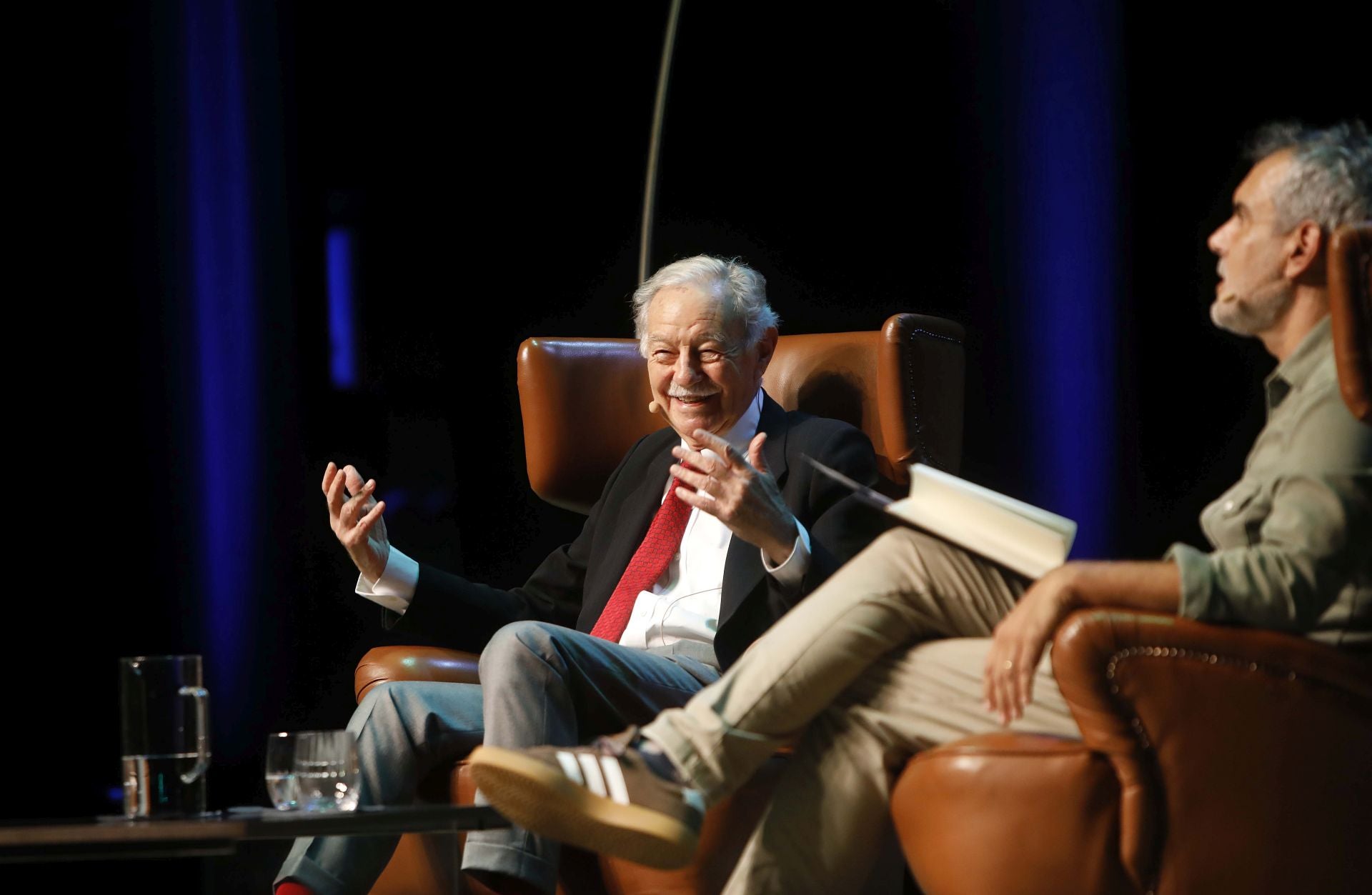 Encuentro con el público de Eduardo Mendoza en el Niemeyer