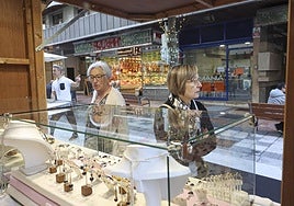 Dos mujeres ante uno de los puestos de una edición anterior del mercado del azabache de Oviedo.