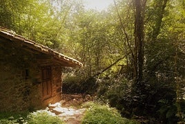 Un molino en la senda dedicada a ellos que parte de Cueves, en Ribadesella.