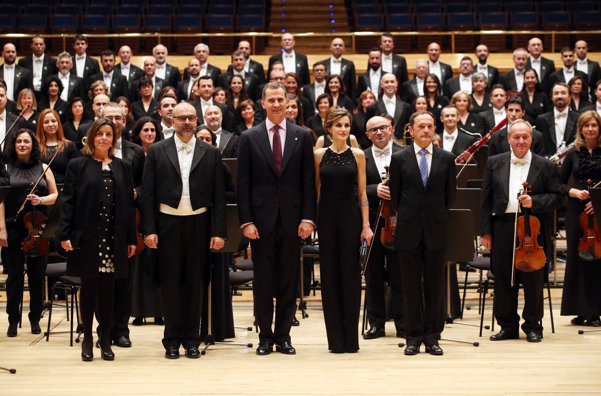 En 2015, doña Letizia sorprendió con un mono de seda cady negro con escote halter troquelado y bordado con cristales de Swarovski, firmado de nuevo por Felipe Varela. Una apuesta segura. 