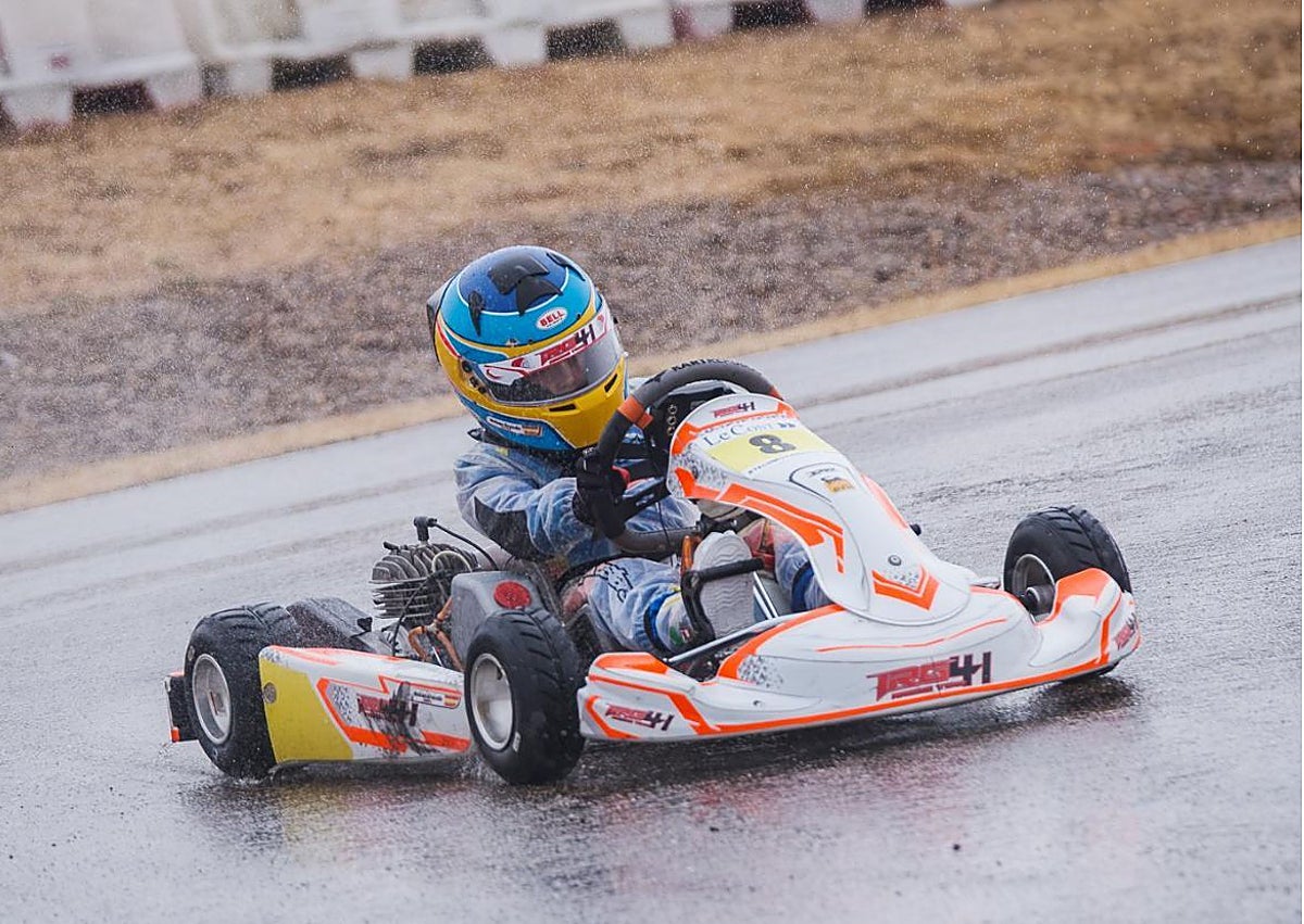 Imagen secundaria 1 - Neizan Granda, junto a su equipo y en dos momentos de la carrera final sobre lluvia en León.