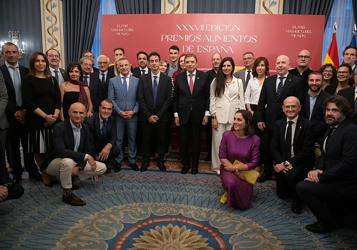 El ministro Luis Planas (en el centro) con los premiados y demás autoridades.