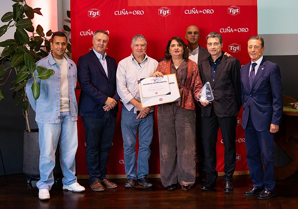 Natalia Lobeto en el centro de la imagen con el reconocimiento otorgado por el jurado.