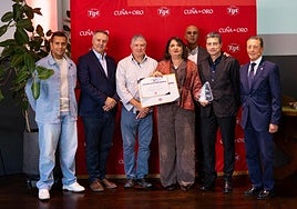 Natalia Lobeto en el centro de la imagen con el reconocimiento otorgado por el jurado.