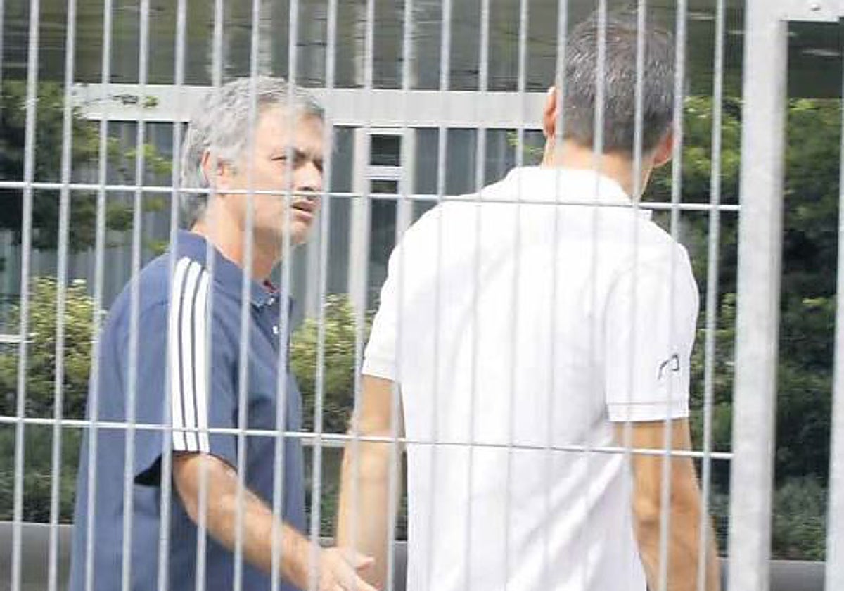 Mourinho conversa con Juan Díaz en Valdebebas en septiembre de 2012.