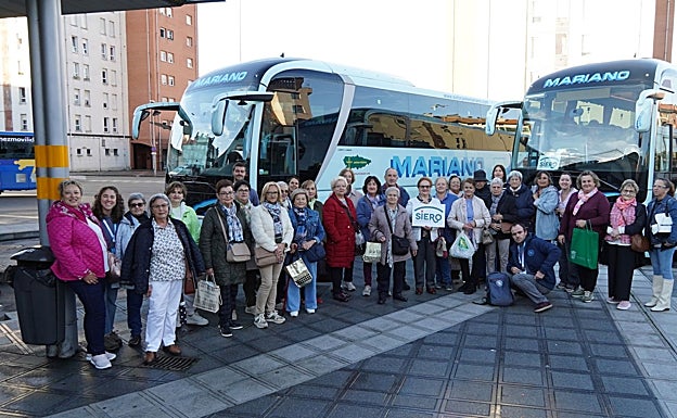 Participantes en la excursión, en la salida desde la estación de autobuses de La Pola.