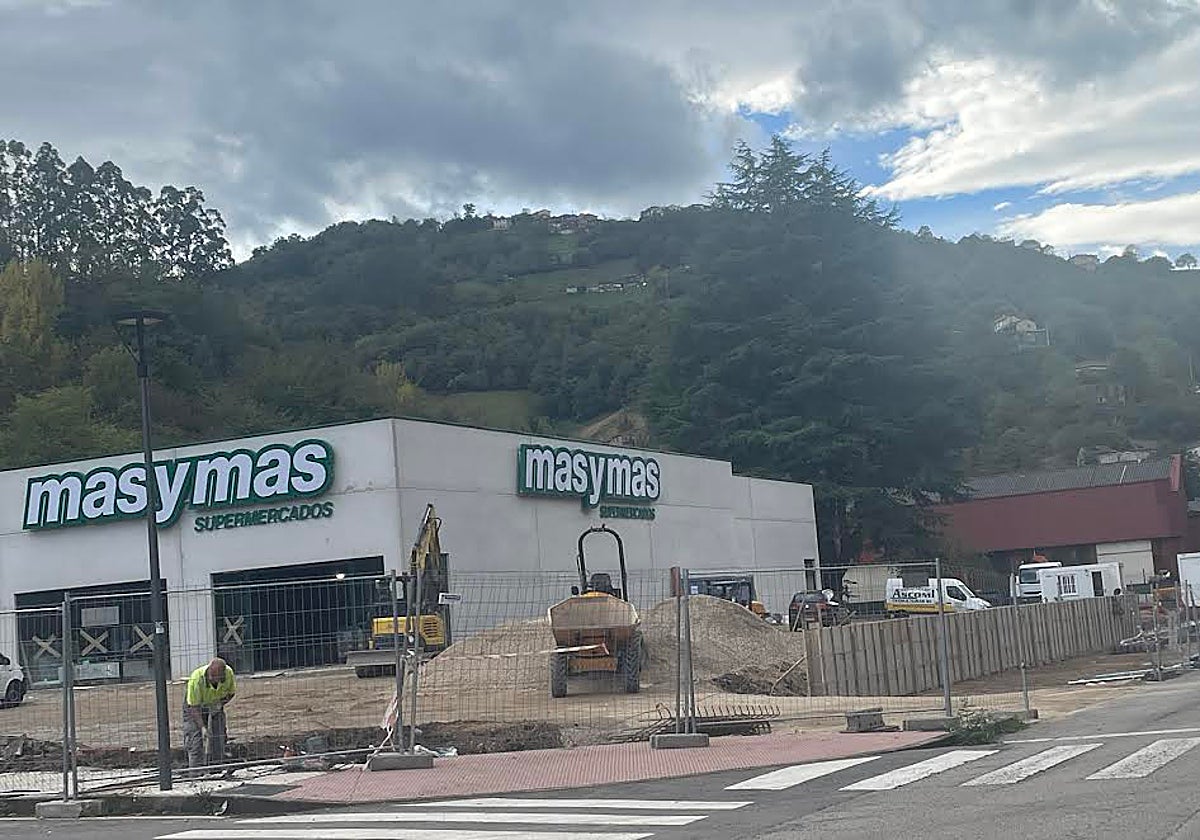 Últimos trabajos en el nuevo supermercado que abrirá en el área empresarial de talleres Santa Ana