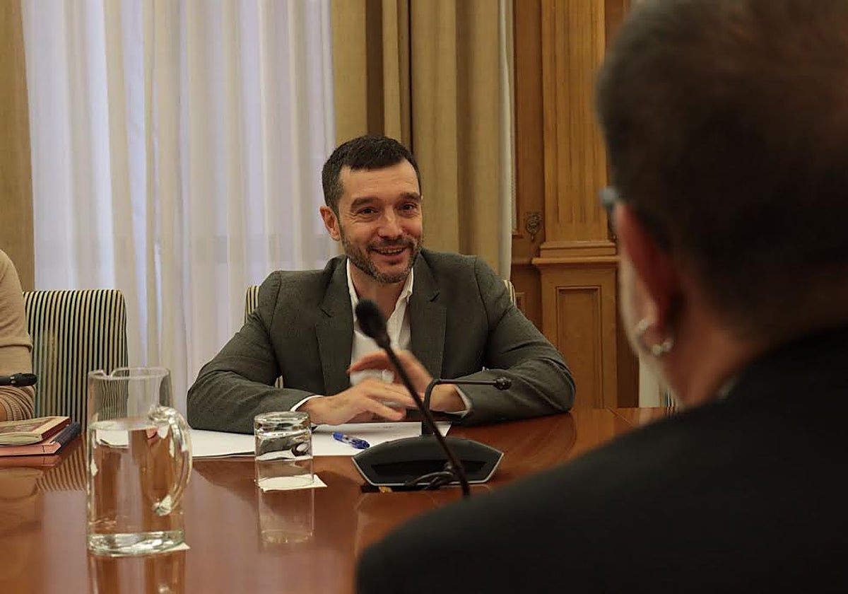 El Ministro de Derechos Sociales, Consumo y Agenda 2030, Pablo Bustinduy reunido con el alcalde de Langreo Roberto García