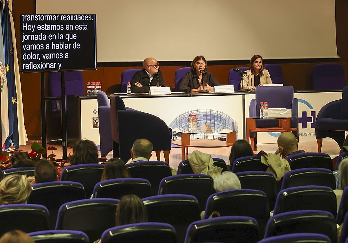 Miguel Rodríguez, gerente del área sanitaria, Rocío Allande, directora general de Cuidados del Principado, y la concejala de Ciudad Saludable, Ana Suárez Guerra, en la mesa inaugural de la jornada.