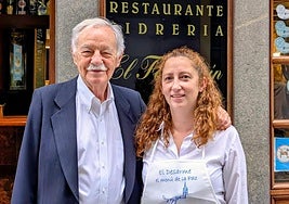 El escritor Eduardo Mendoza, Premio Princesa de las Letras, comió en el restaurante El Fartuquín, en Oviedo