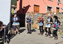 Actuación en una edición anterior del festival Mediu Güeyu, en Rozaes.