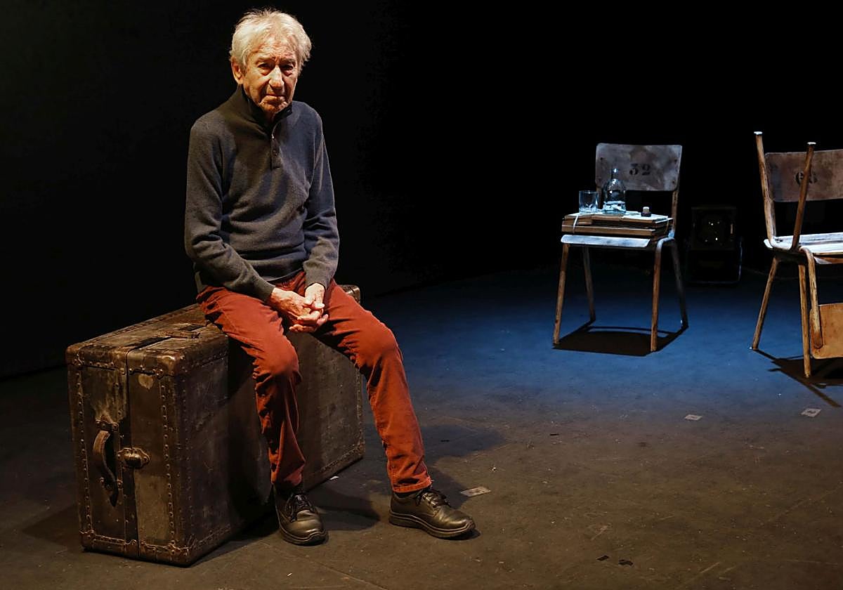 José Sacristán, en el Palacio Valdés de Avilés, justo antes de la entrevista.