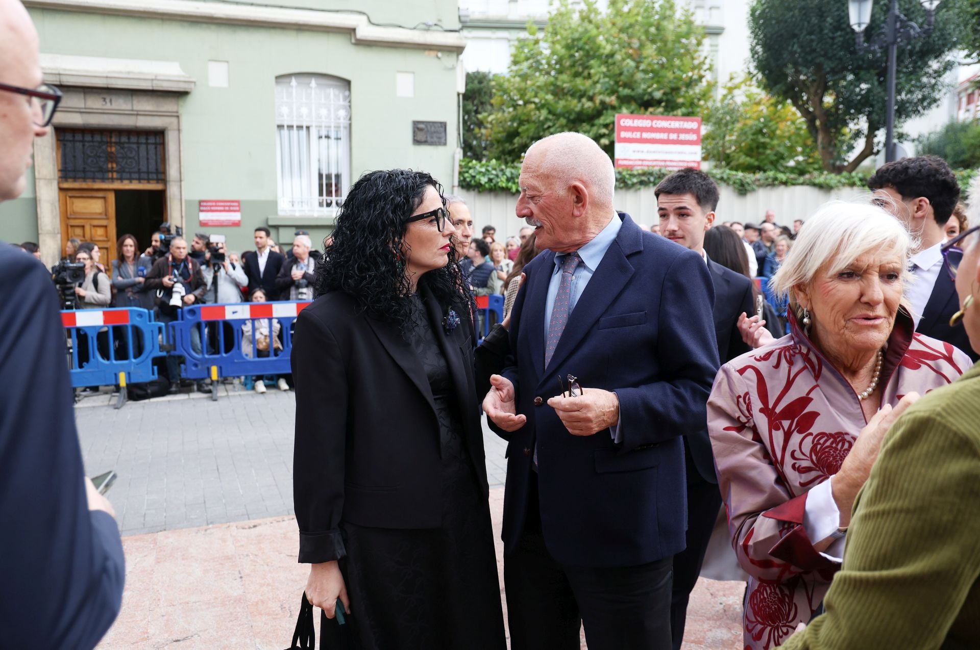 Vítores y aplausos en la llegada de la Familia Real al concierto previo de los Premios Princesa