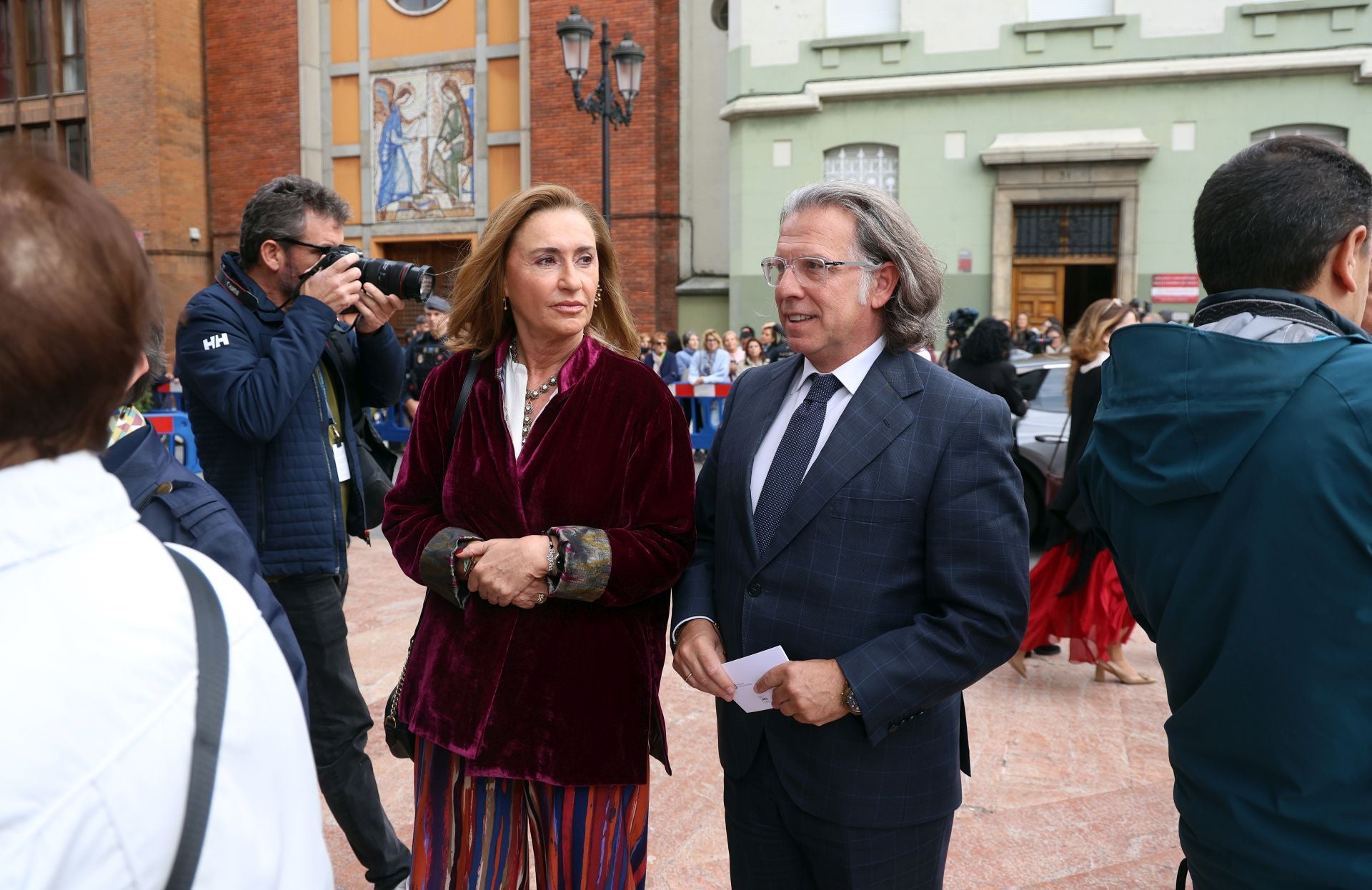 Vítores y aplausos en la llegada de la Familia Real al concierto previo de los Premios Princesa