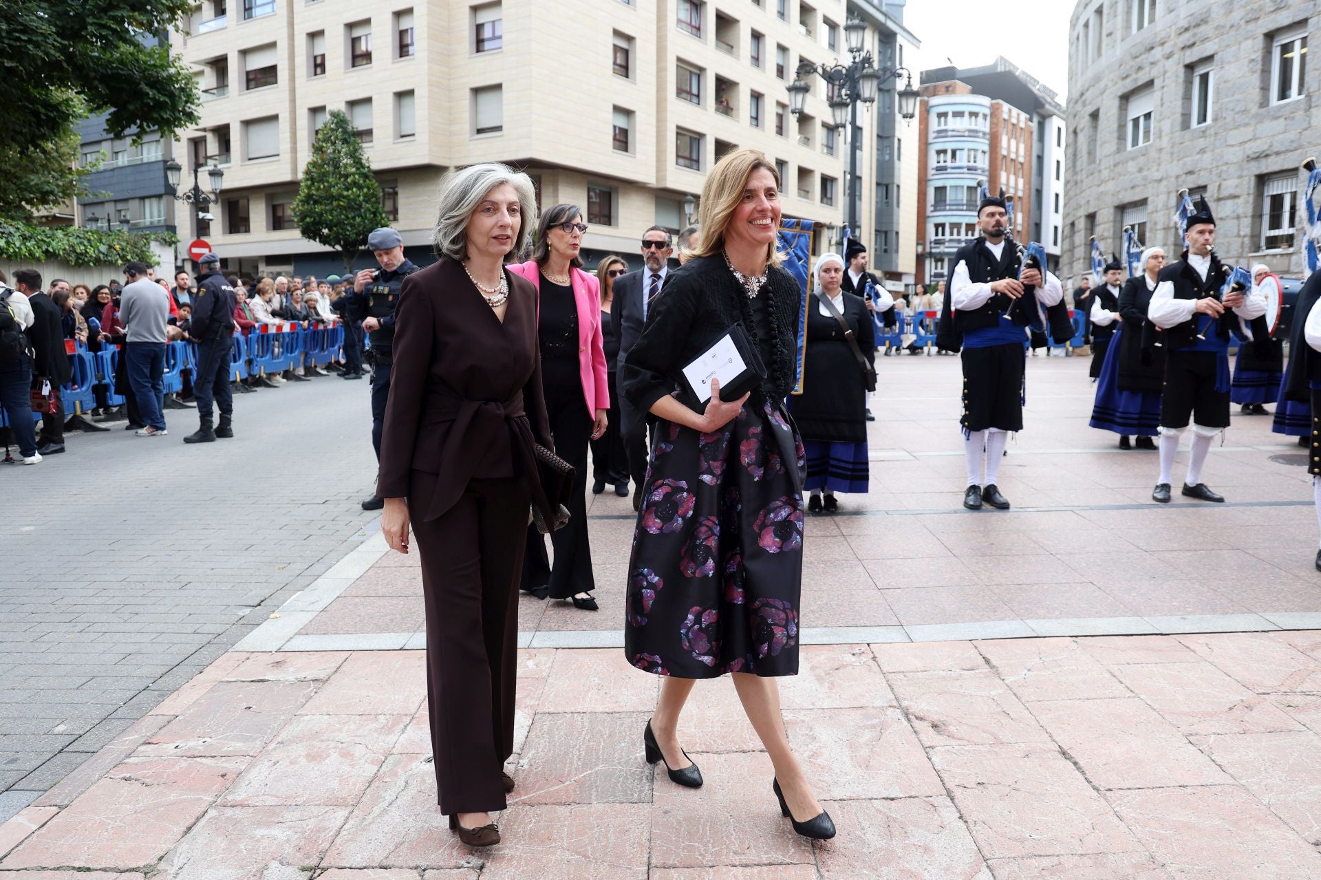 Vítores y aplausos en la llegada de la Familia Real al concierto previo de los Premios Princesa