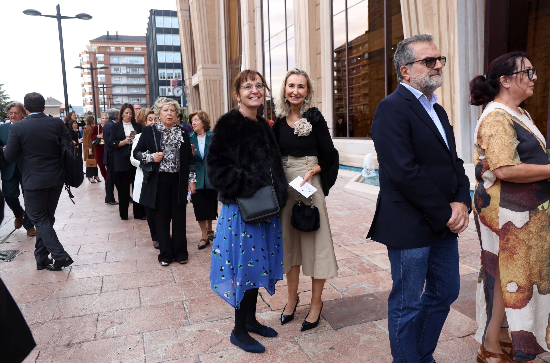 Vítores y aplausos en la llegada de la Familia Real al concierto previo de los Premios Princesa