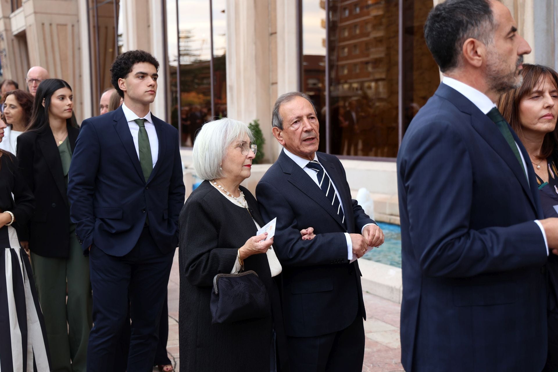 Vítores y aplausos en la llegada de la Familia Real al concierto previo de los Premios Princesa