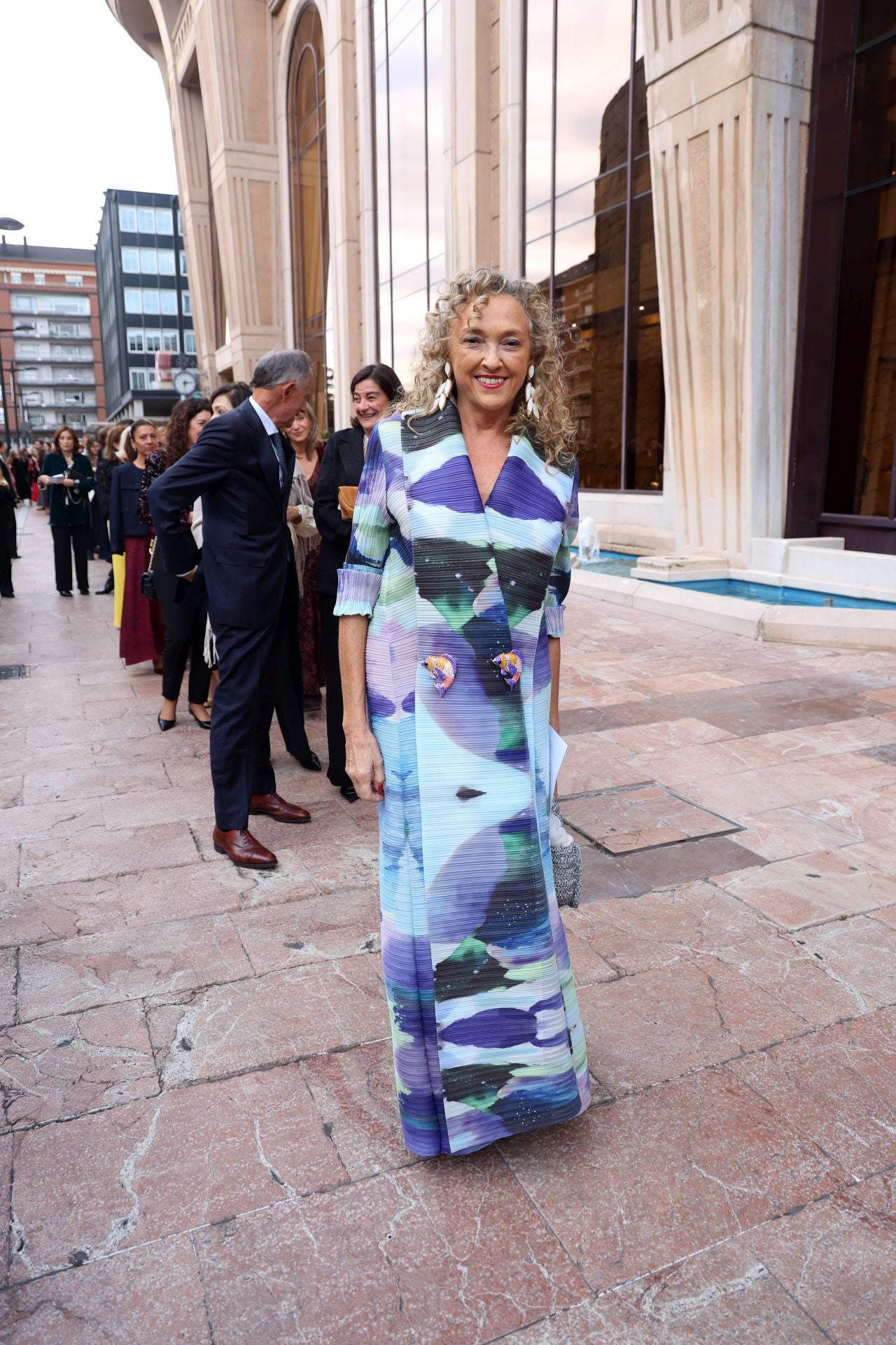 Vítores y aplausos en la llegada de la Familia Real al concierto previo de los Premios Princesa