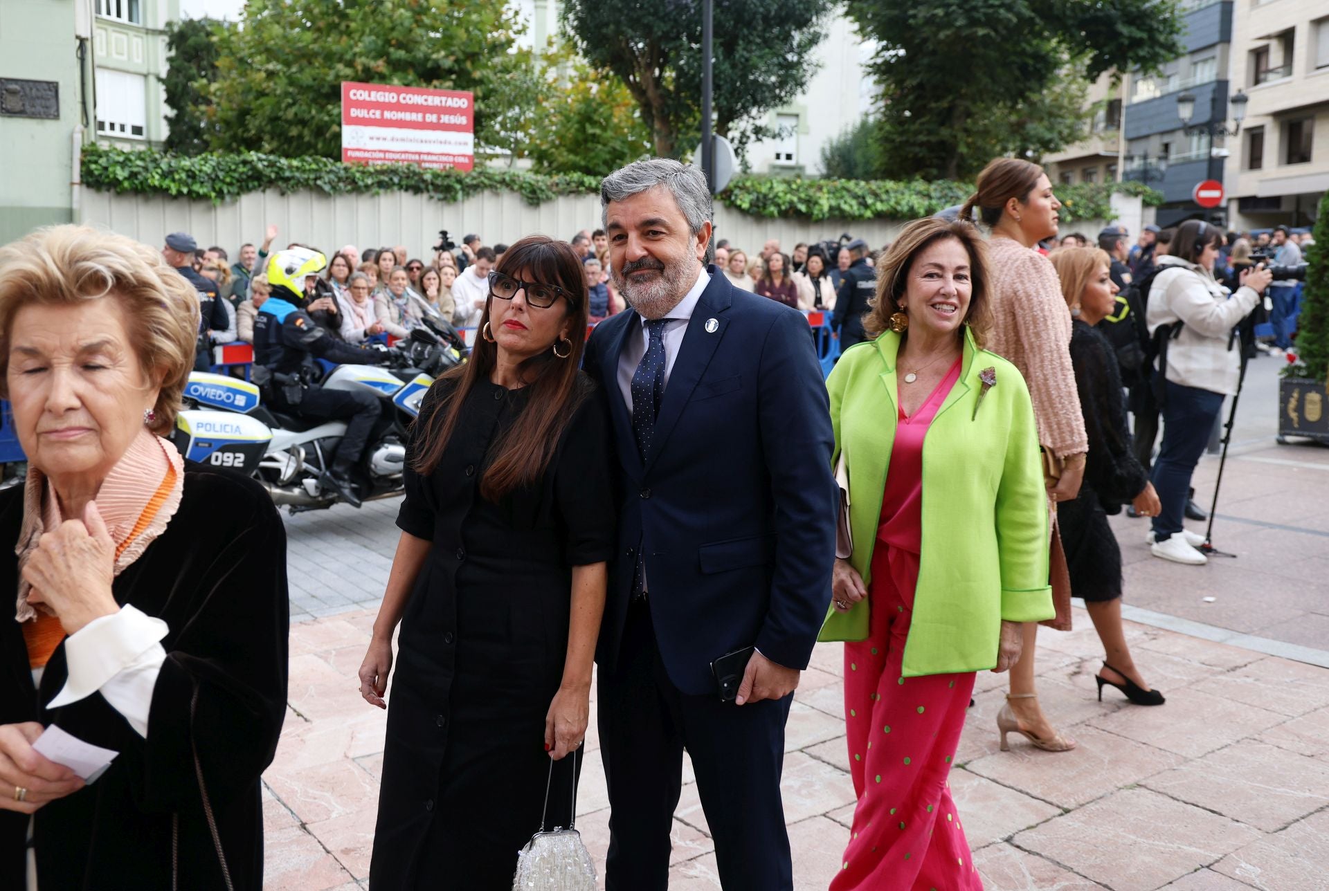 Vítores y aplausos en la llegada de la Familia Real al concierto previo de los Premios Princesa
