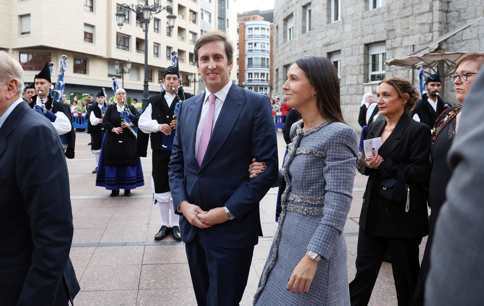 Vítores y aplausos en la llegada de la Familia Real al concierto previo de los Premios Princesa