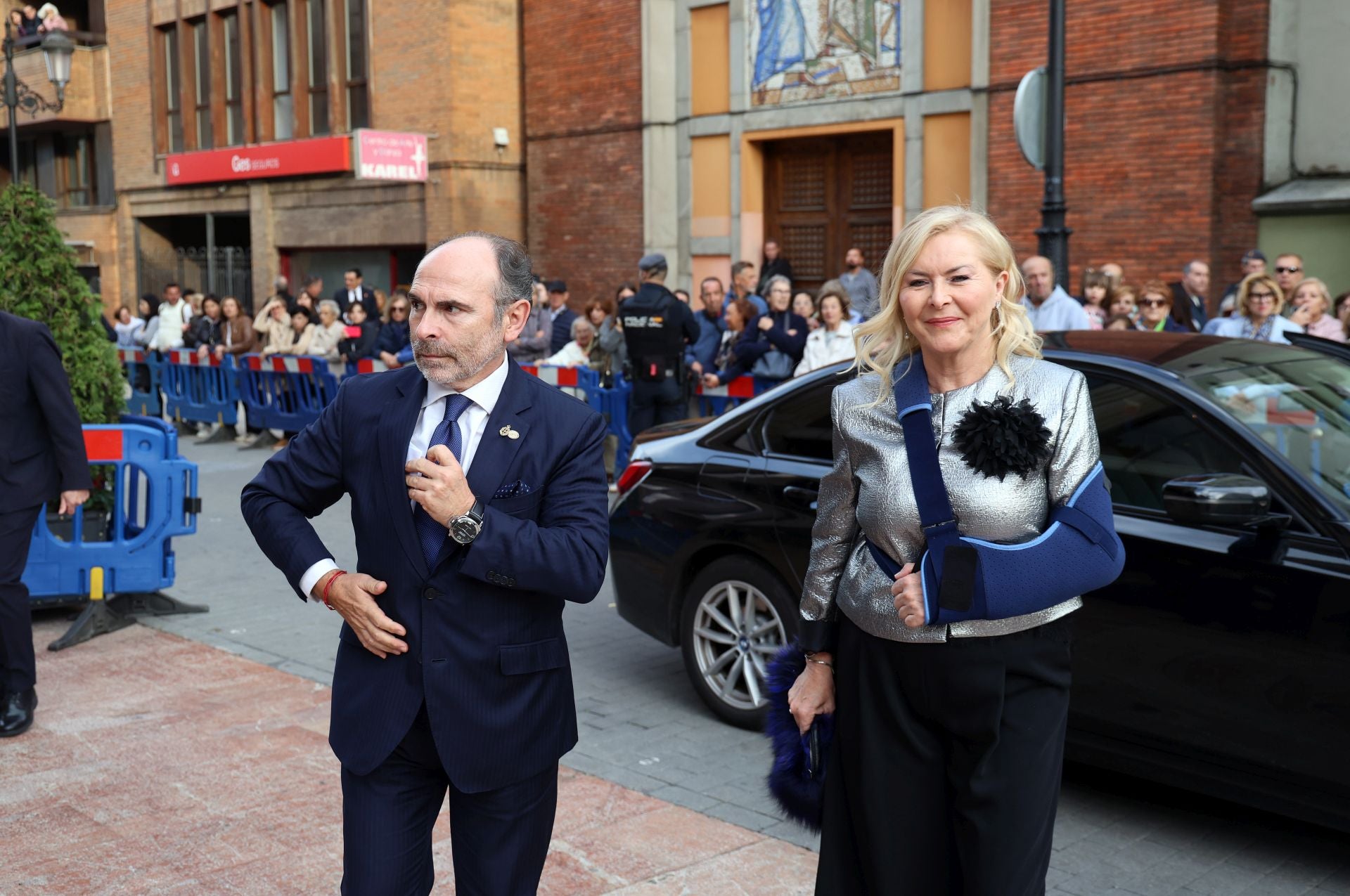 Vítores y aplausos en la llegada de la Familia Real al concierto previo de los Premios Princesa