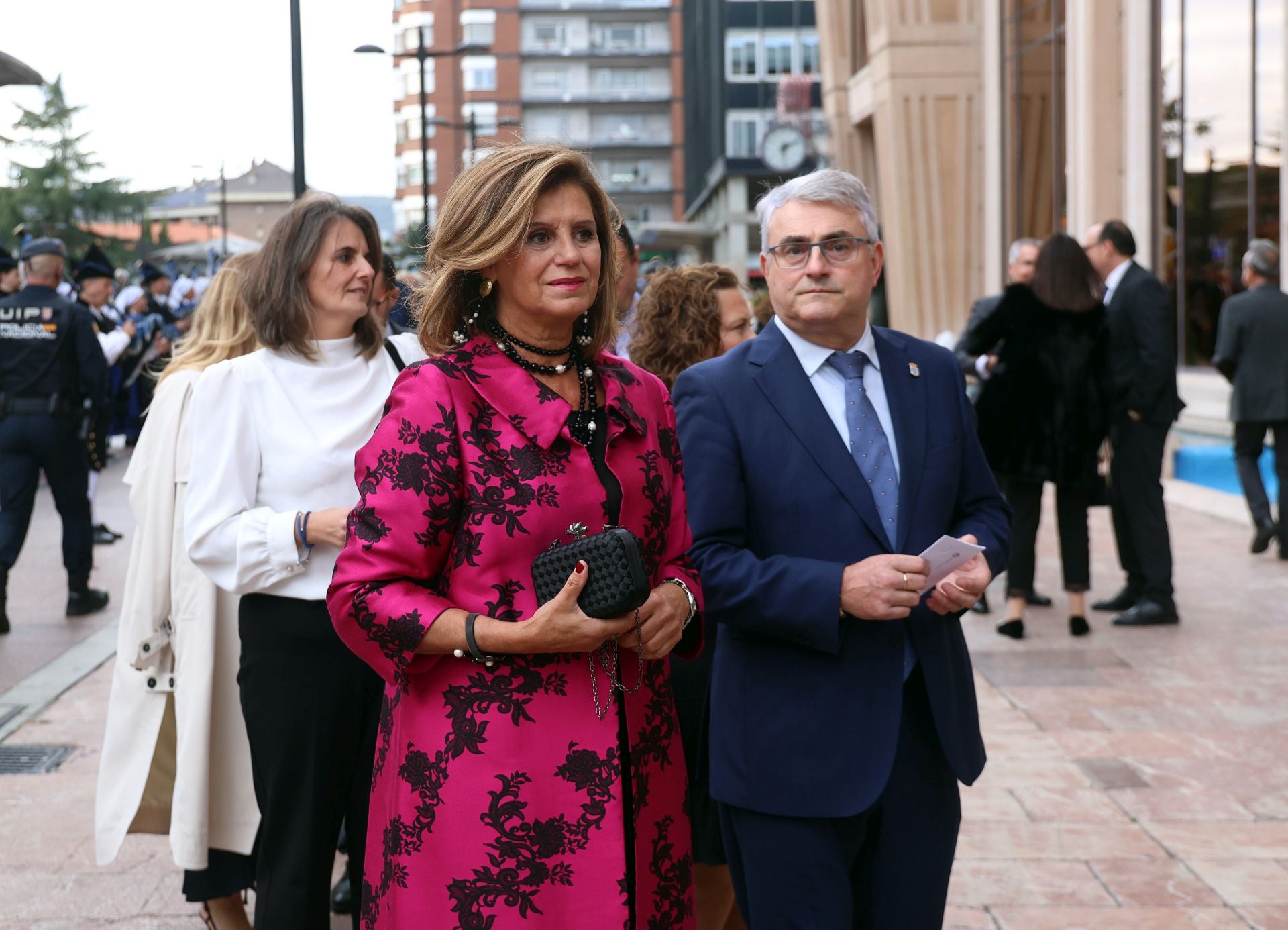 Vítores y aplausos en la llegada de la Familia Real al concierto previo de los Premios Princesa
