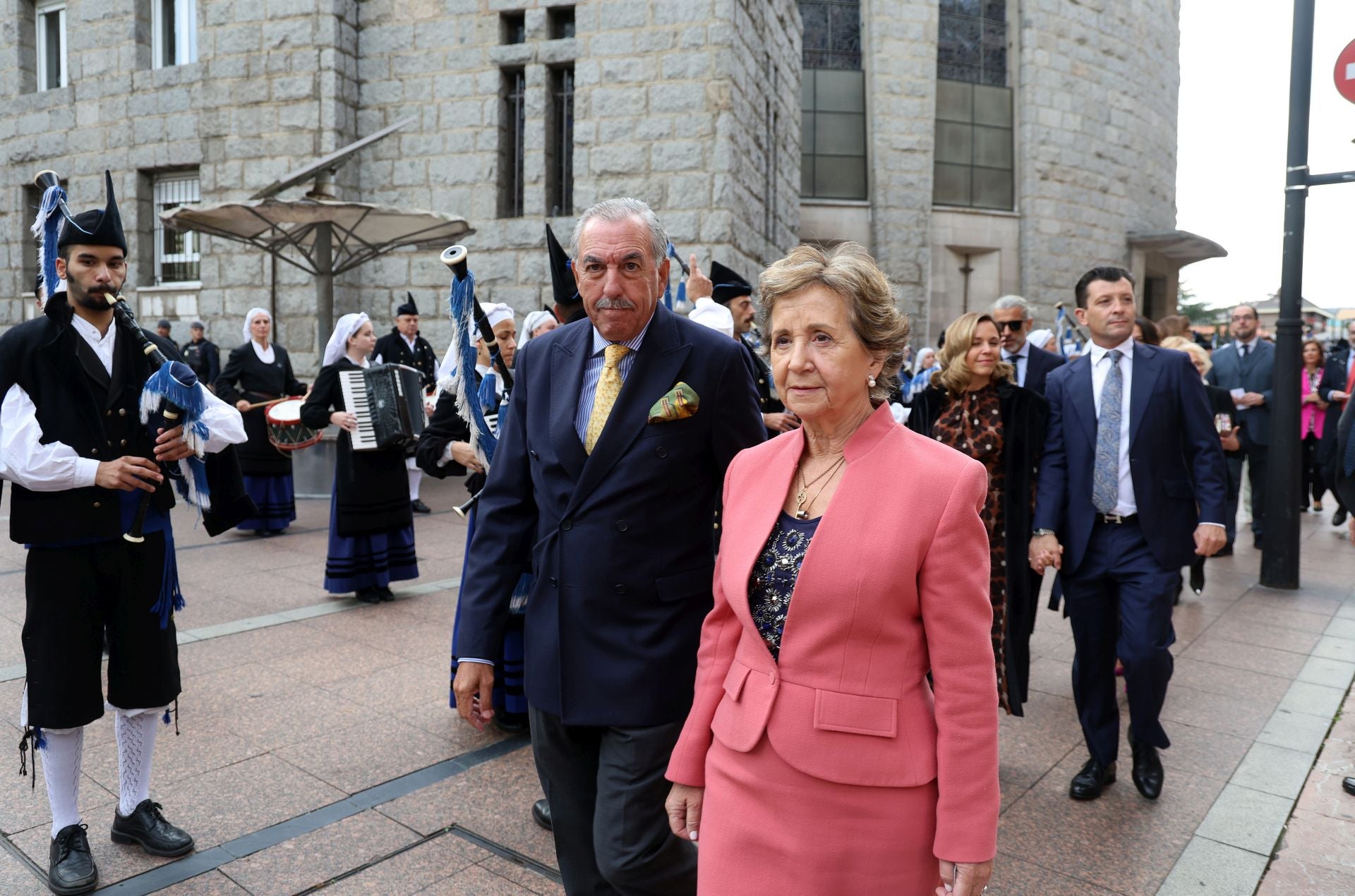Vítores y aplausos en la llegada de la Familia Real al concierto previo de los Premios Princesa