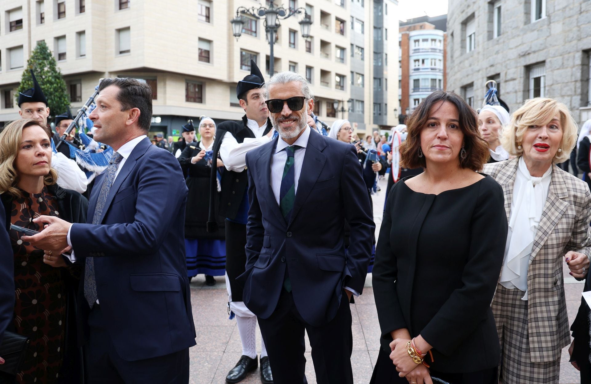 Vítores y aplausos en la llegada de la Familia Real al concierto previo de los Premios Princesa